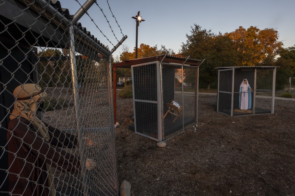 Jesús, María y José separados y entre rejas: un pesebre que denuncia la situación de migrantes en EEUU | Internacionales