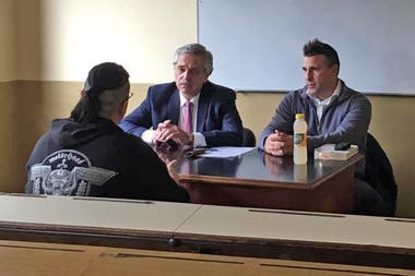 Ultimo día del año como profesor: Alberto Fernández le toma examen a sus alumnos | Información General