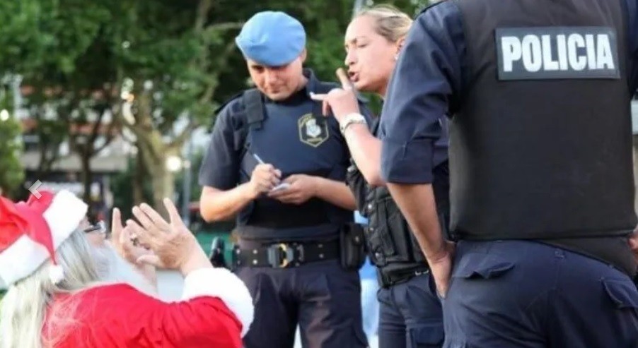 Escándalo con un Papá Noel trucho que sube el precio de la foto y maltrata a los niños | Información General