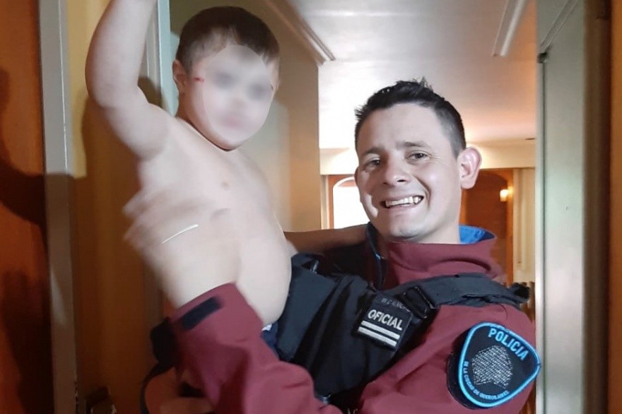 Policías le salvaron la vida a un nene que cayó desde un primer piso | Información General