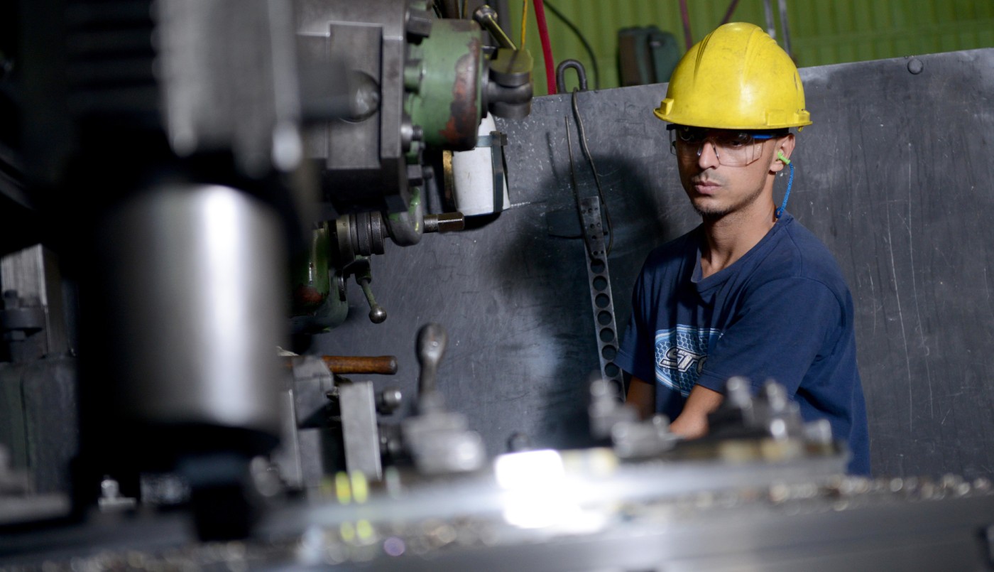 Aumento por decreto a trabajadores privados: serían tres sumas fijas y remunerativas | Información General