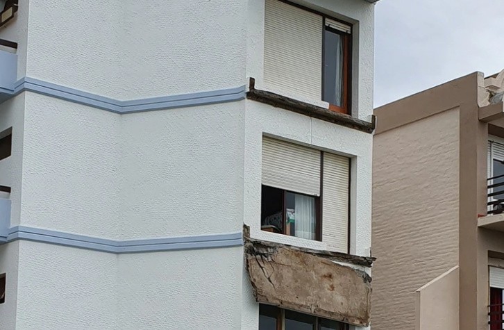 Se derrumbaron tres balcones de un edificio en Villa Gesell | Información General