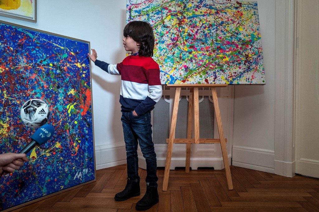 "Mini Picasso": tiene 7 años, pinta con guantes de boxeo y vende cuadros por miles de dólares | Internacionales