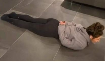 El desafío viral de levantarse del suelo sin usar los brazos | Tecnología