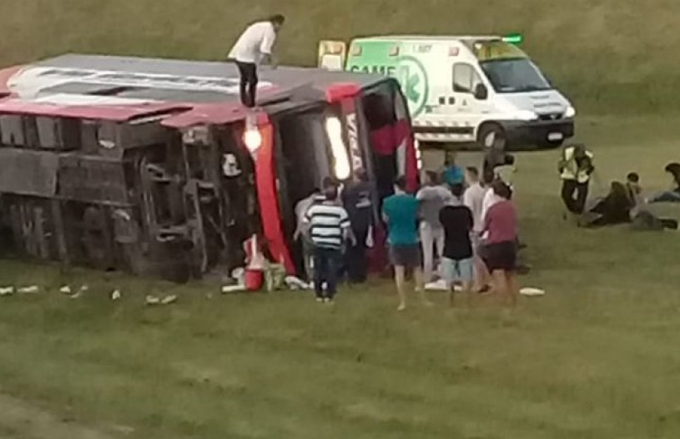 Volcó un micro de dos pisos en la Ruta 2 | Información General