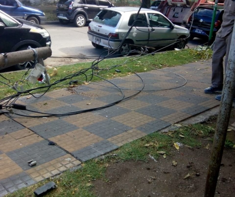 Tragedia en La Plata: camión derribó un poste de luz y mató a un médico | Información General