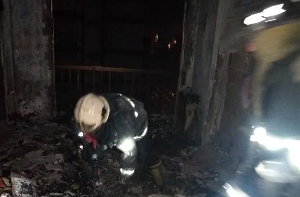 Preparaba alcohol en gel, se incendió su departamento y saltó de un piso 11 | Información General