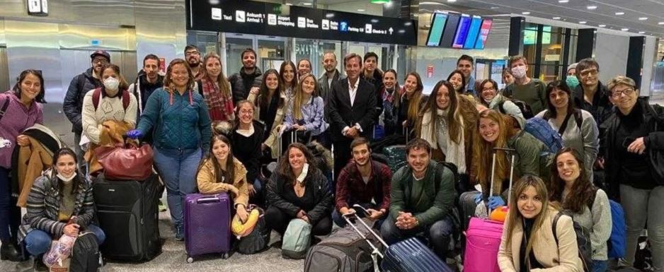 Coronvarius: llegaron al país médicos y enfermeros de Europa para sumarse al operativo sanitario | Información General