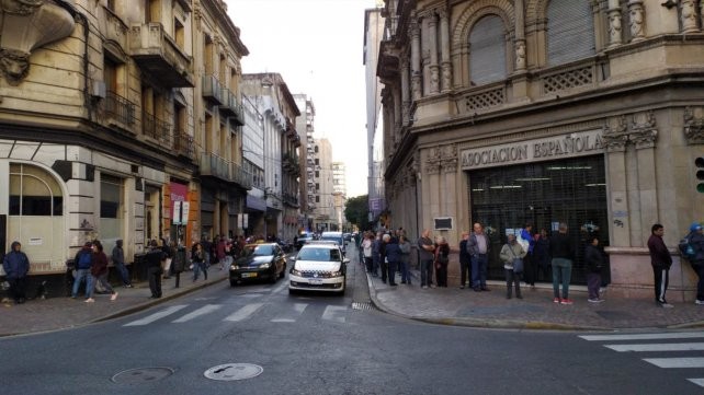 Colas eternas en el microcentro para cobrar jubilaciones e ingresos de emergencia | Información General