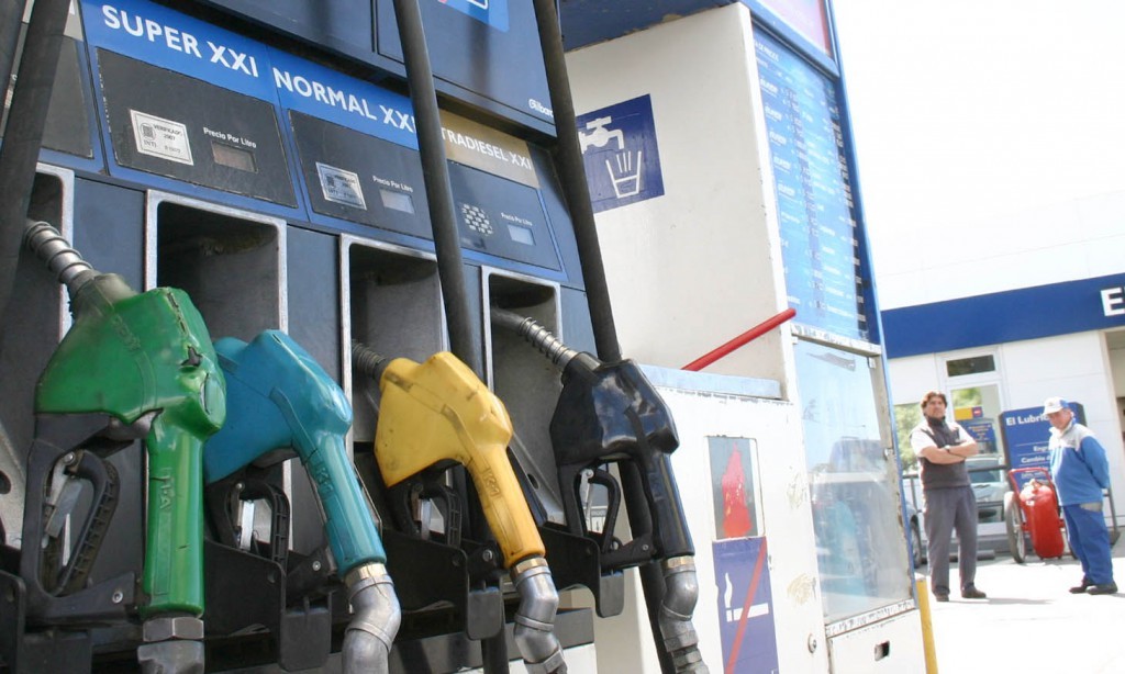 El precio del combustible no bajará, pese a la caida del valor del petróleo | Información General