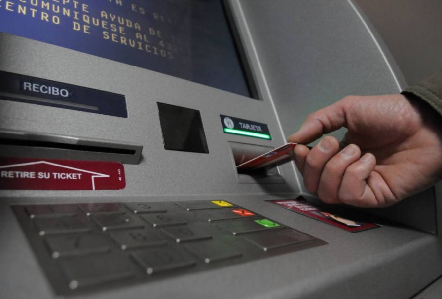 Empleados de empresas en crisis cobrarán hoy la parte del sueldo que paga el Gobierno | Información General