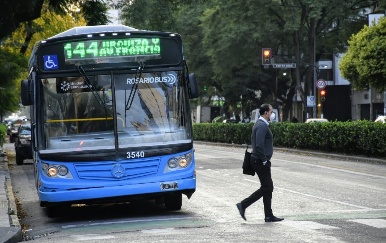 Colectiveros de Rosario y Santa Fe paran por cobro de salario incompleto | Información General