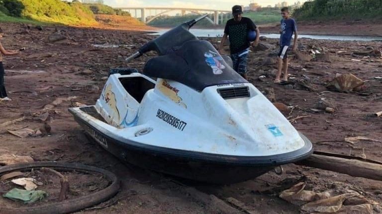 Por la bajante histórica, anduvieron en moto en el lecho del río Paraná | Información General