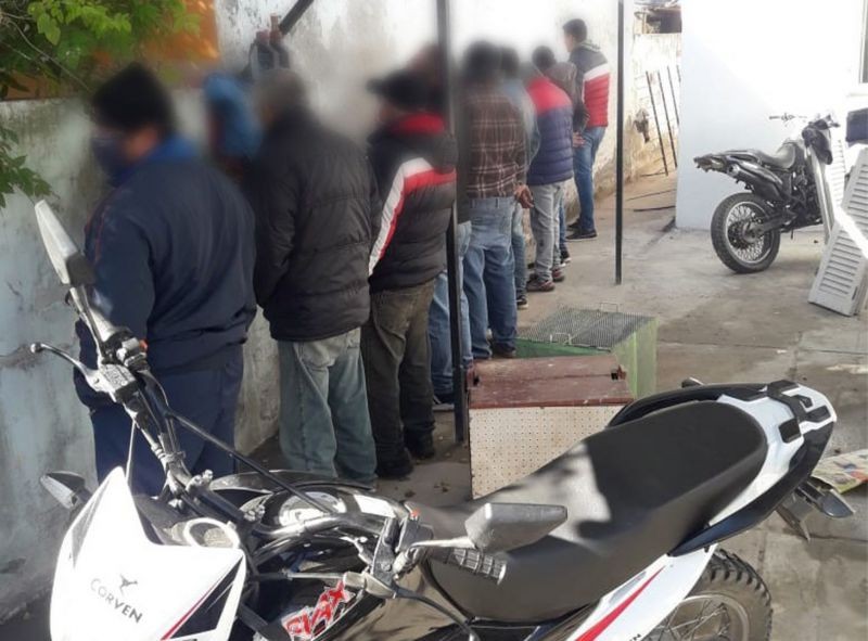 Fiestas, fútbol y riñas de gallos: más de 50 detenidos por romper la cuarentena | Información General