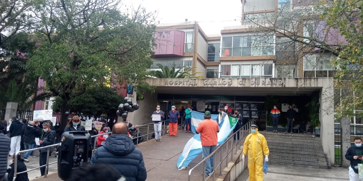 Abrazo simbólico al Hospital Durand tras la muerte de un enfermero por Covid-19 | Información General