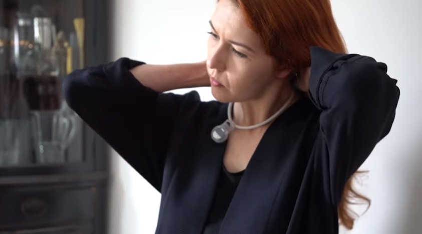 Nueva normalidad: la NASA diseñó un collar que evita que su portador se toque la cara | Internacionales