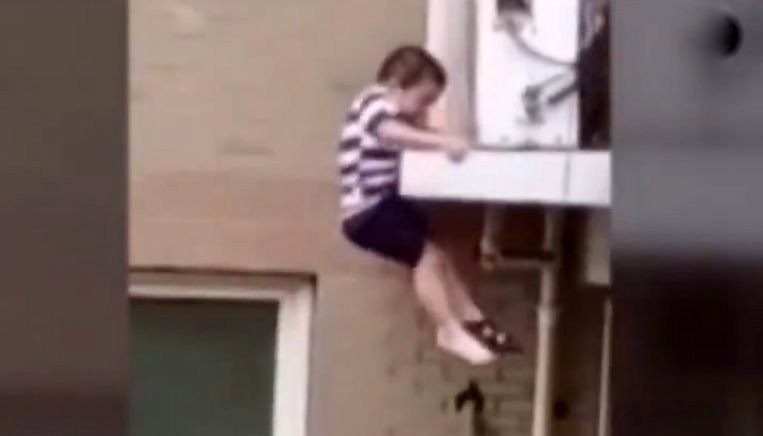 Atrapó en el aire a un nene que caía desde un quinto piso | Internacionales