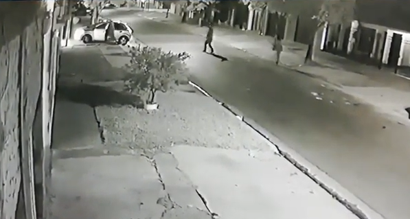 Video: tres hombres armados le robaron el auto a una mujer en zona sur | Información General