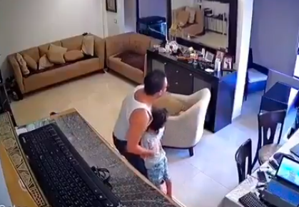 Conmovedor video: un padre intenta proteger a su hijo durante los estallidos de Beirut | Internacionales
