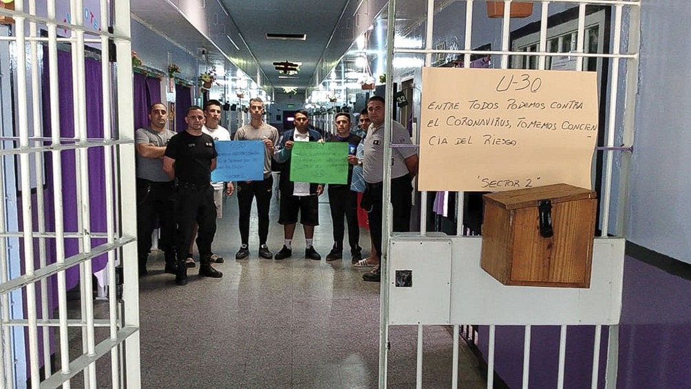 Coronavirus en las cárceles federales: los casos crecieron 1.100% en un mes | Información General