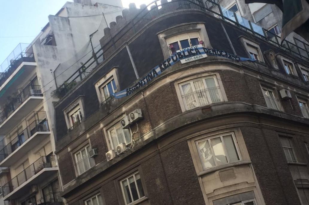 La marcha llegó hasta el departamento de Cristina en Recoleta: la bandera que colgaron los vecinos | Información General