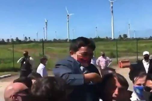 Bolsonaro alzó a un hombre enano pensando que era un niño | Internacionales