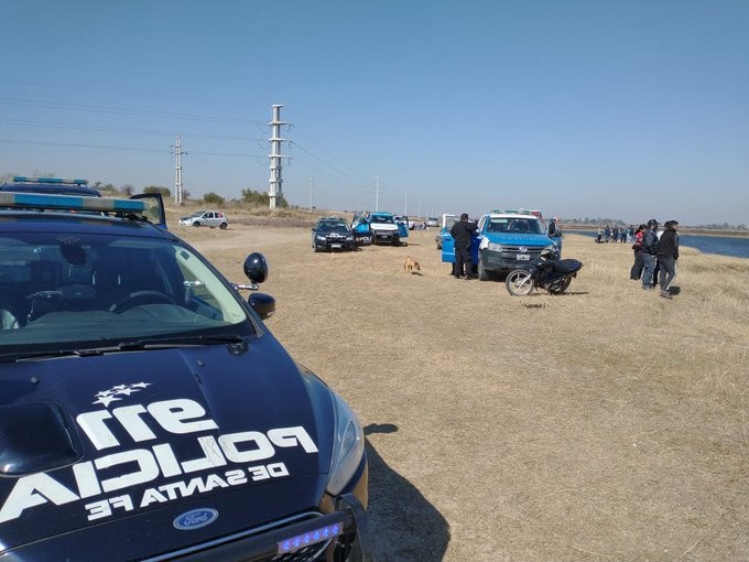 Tragedia: tres ahogados al caerse una camioneta en una cava en Colastiné | Información General