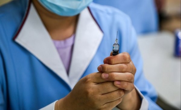 Ponen en pausa las pruebas de la vacuna de Oxford por "posibles reacciones adversas" | Internacionales