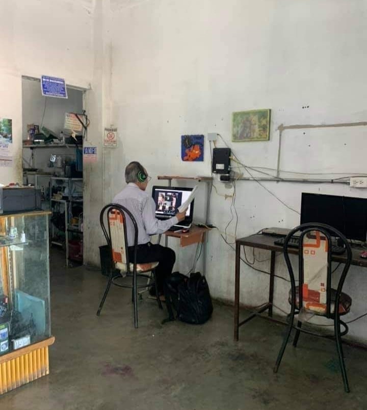 La historia de la foto del profesor que da clases desde un cibercafé | Tecnología