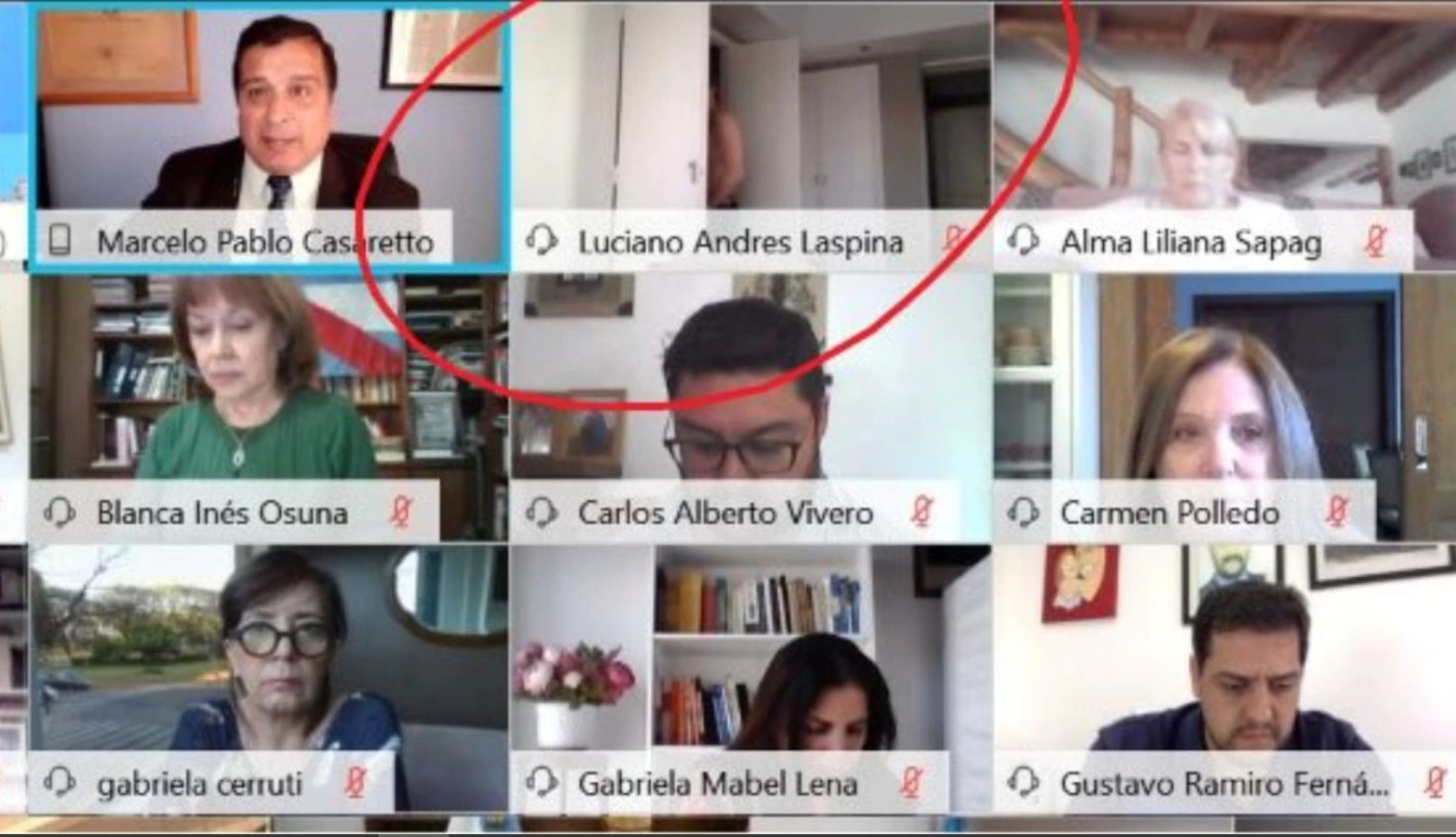 Un diputado se olvidó la cámara prendida y se cambió en plena sesión | Información General