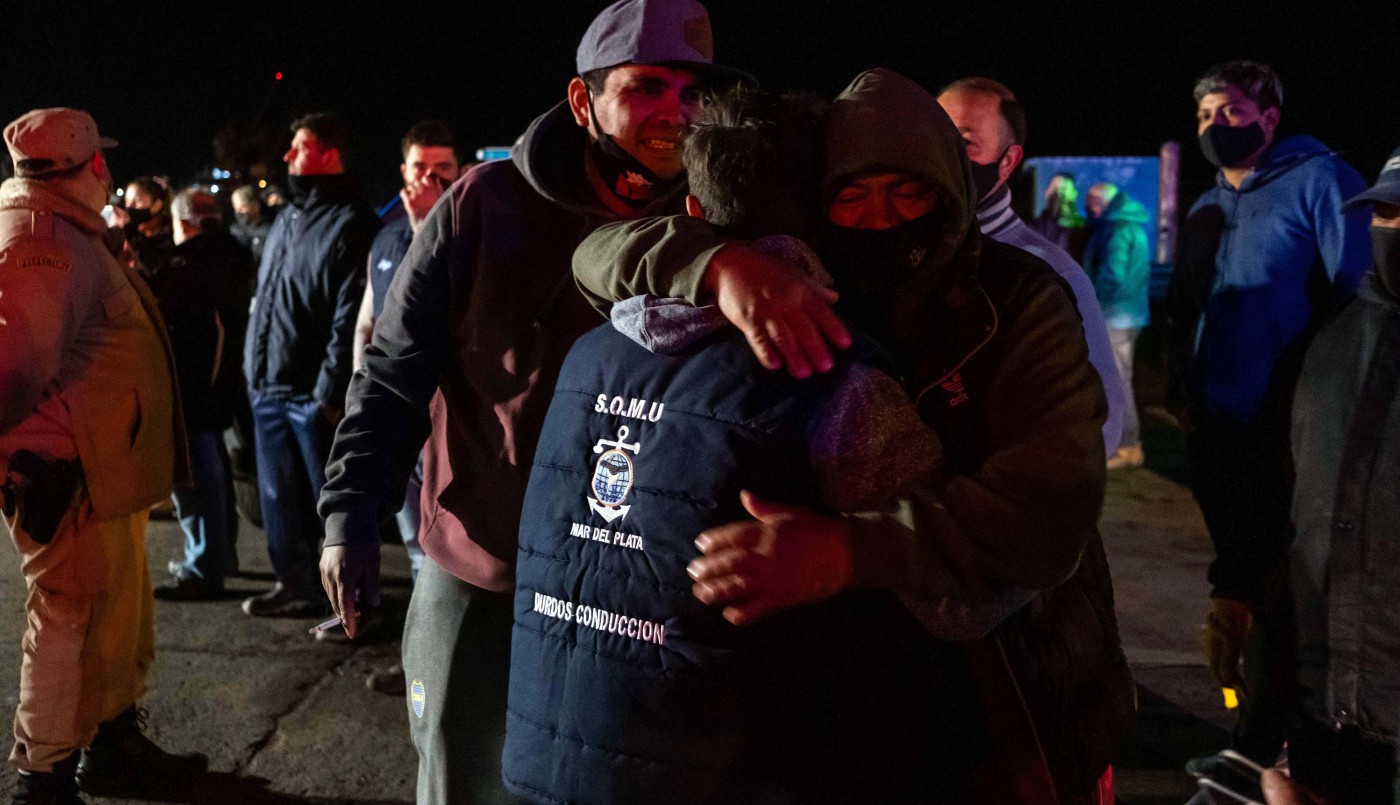 Los ocho marineros que naufragaron en Bahía Blanca llegaron sanos y salvos a Mar del Plata | Información General