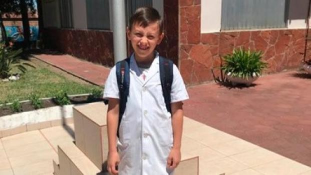 Construyó un mástil para izar la bandera todos los días porque extraña la escuela | Información General