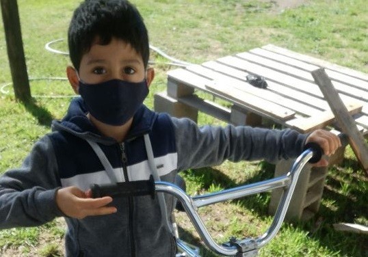 Tiene 7 años, le robaron la bicicleta y una mujer solidaria le regaló una nueva | Información General