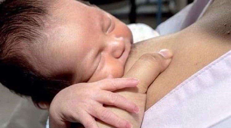 Recomiendan a las madres que amamanten a sus hijos aún si tienen coronavirus | Información General