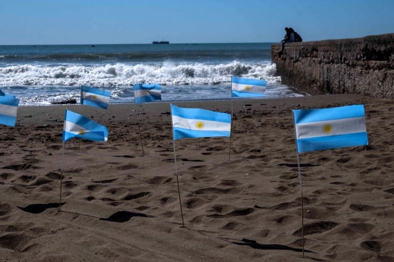 Con banderas en la playa, Mar del Plata recuerda a sus más de 500 muertos por coronavirus | Información General
