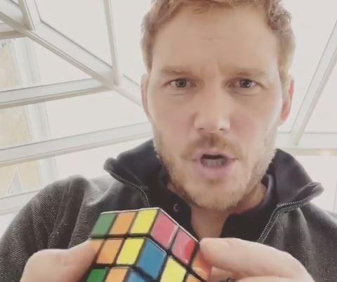 Video: El actor Chris Pratt se luce armando el cubo rubik | Espectáculos