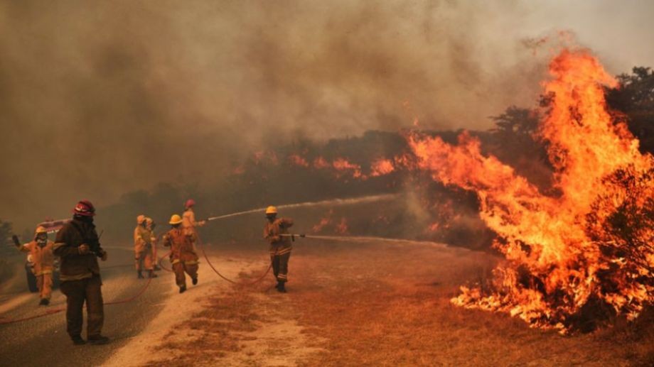 El gobierno dispuso de un bono de 10 mil pesos para los bomberos que combaten incendios forestales | Información General