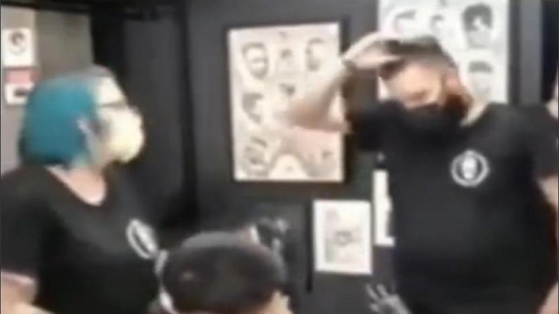 Video: fue a raparse la cabeza para una operación de cáncer y los peluqueros lo hicieron llorar de emoción | Internacionales