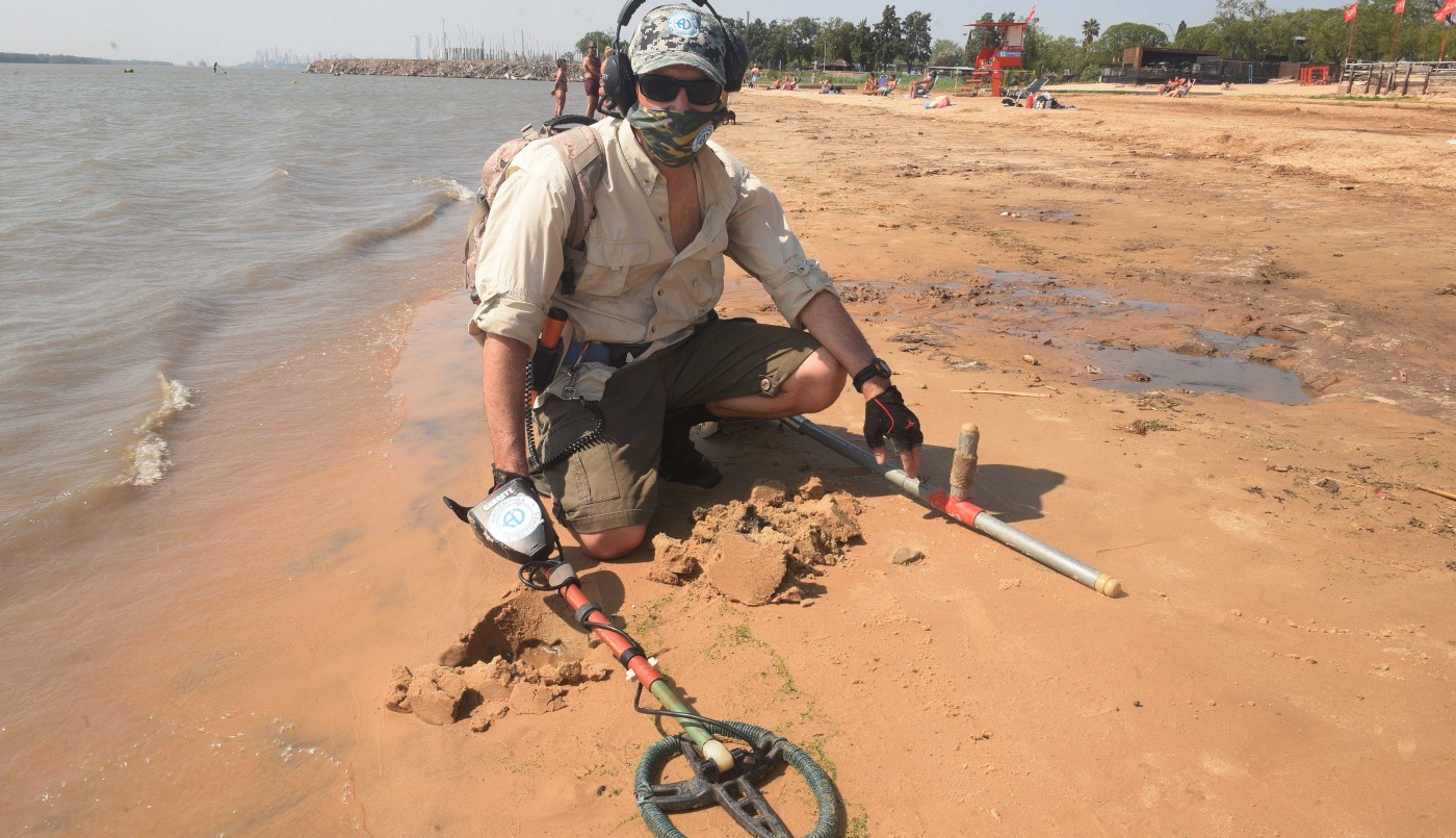 Buscadores de metales desentierran monedas de plata y objetos de época colonial en Rosario | Información General