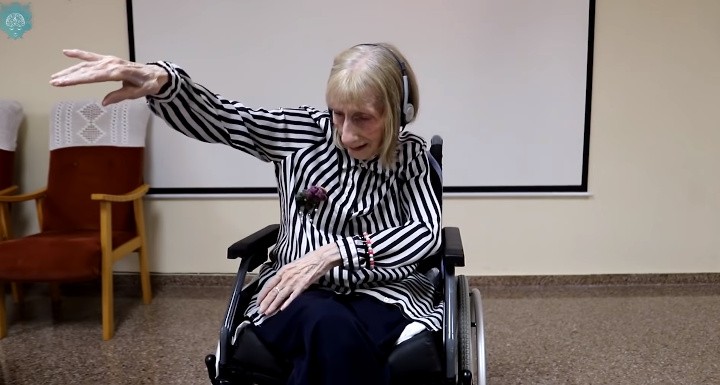 Pura emoción: Una anciana con alzheimer baila al escuchar "El lago de los cisnes" | Tecnología