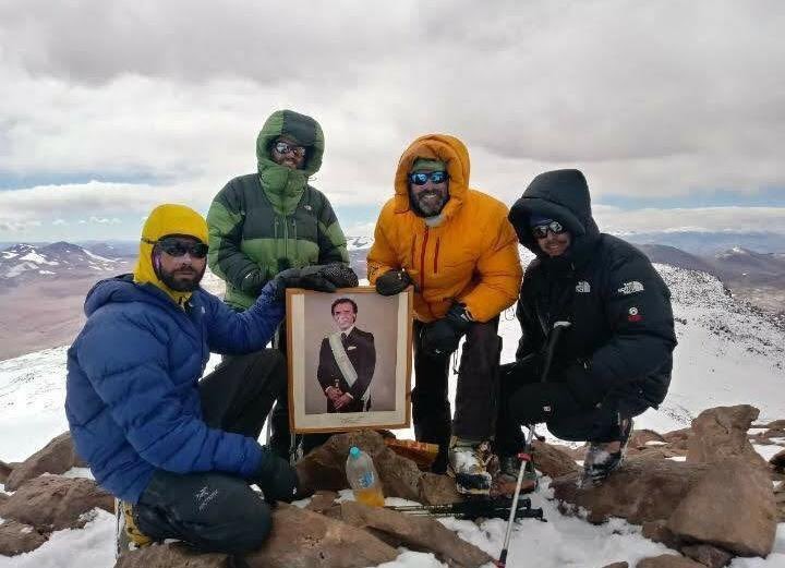 Escalaron más de 6700 metros llevando una foto de Carlos Menem | Información General