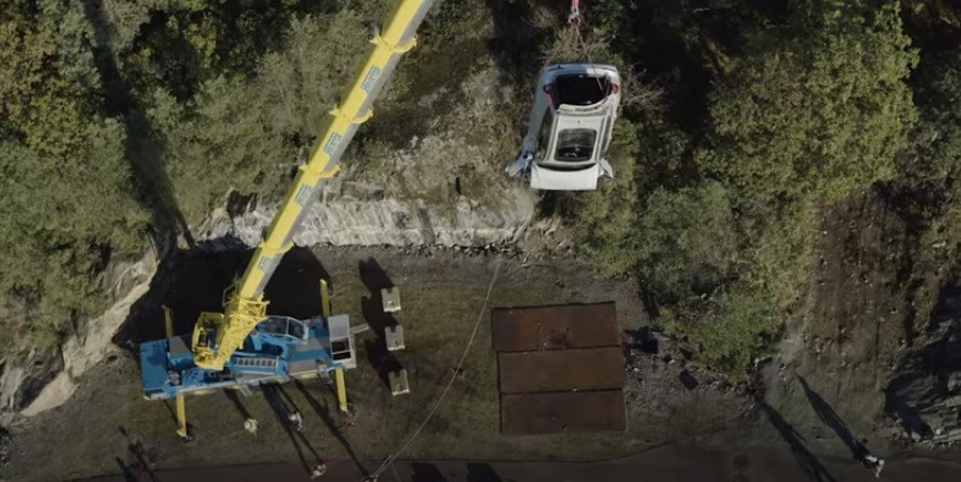 Video: automotriz prueba resistencia de autos al tirarlos desde 30 metros de altura | Tecnología