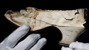 Subastaron un zapato blanco de la reina francesa María Antonieta por más de 50.000 dólares | Internacionales