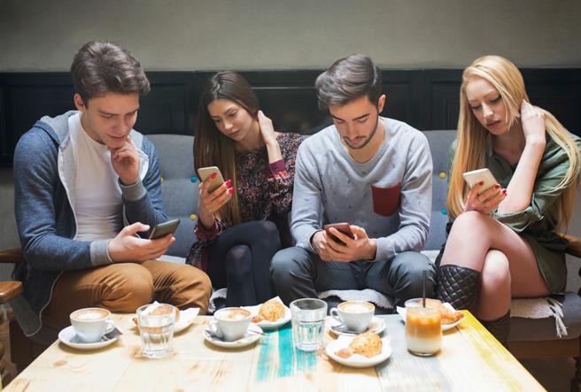 Las personas pasan nueve años de sus vidas con el smartphone | Tecnología