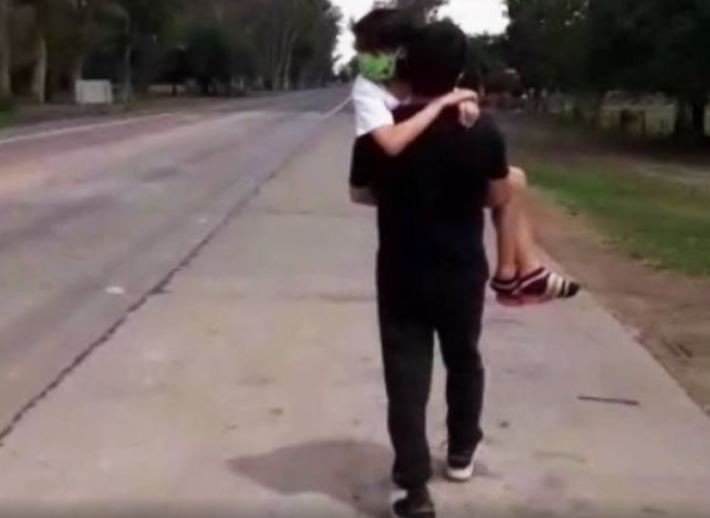 Video: Cruzó con su hija enferma en brazos a otra provincia porque no lo dejaban entrar | Información General