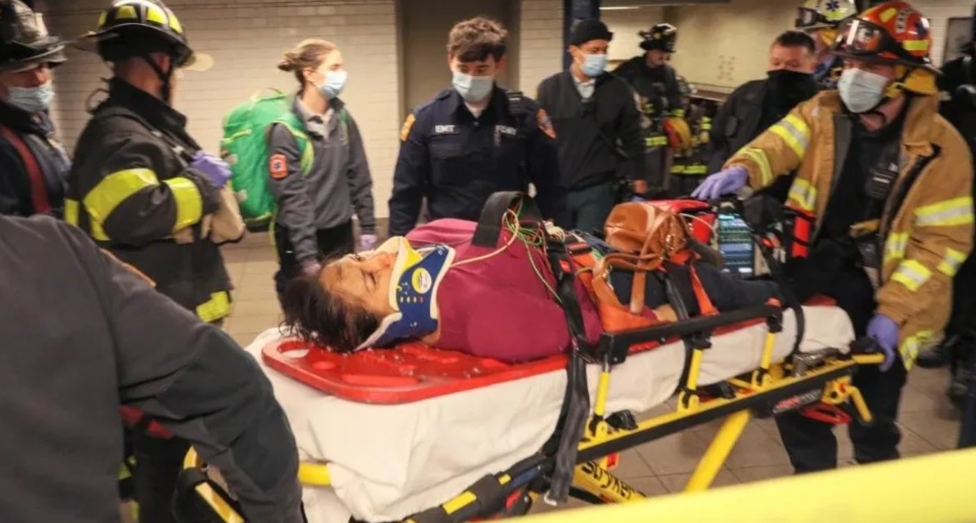 Una mujer cayó a las vías del subte luego de que un hombre la empujara a las vías | Internacionales