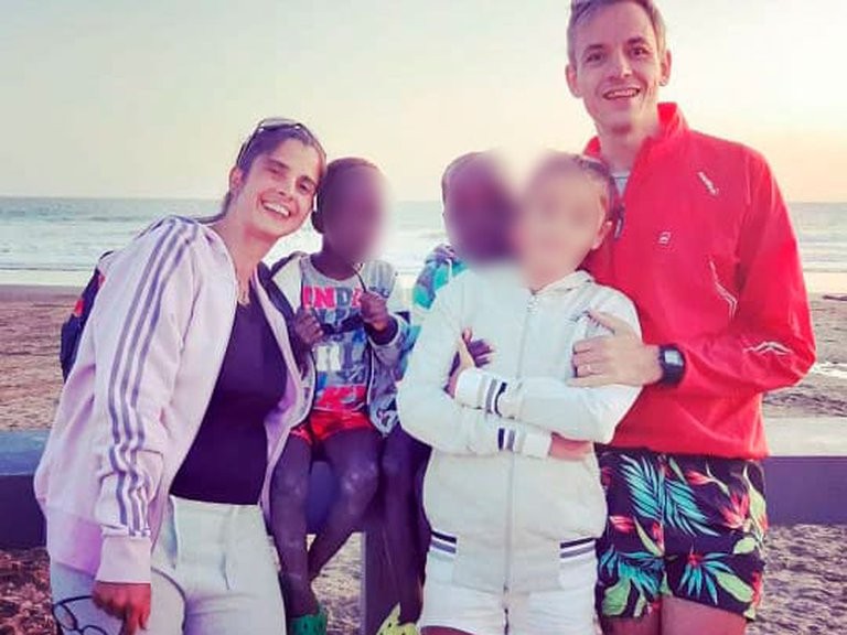 Los niños africanos abandonados en Bahía Blanca entraron al país con visa de turistas | Información General
