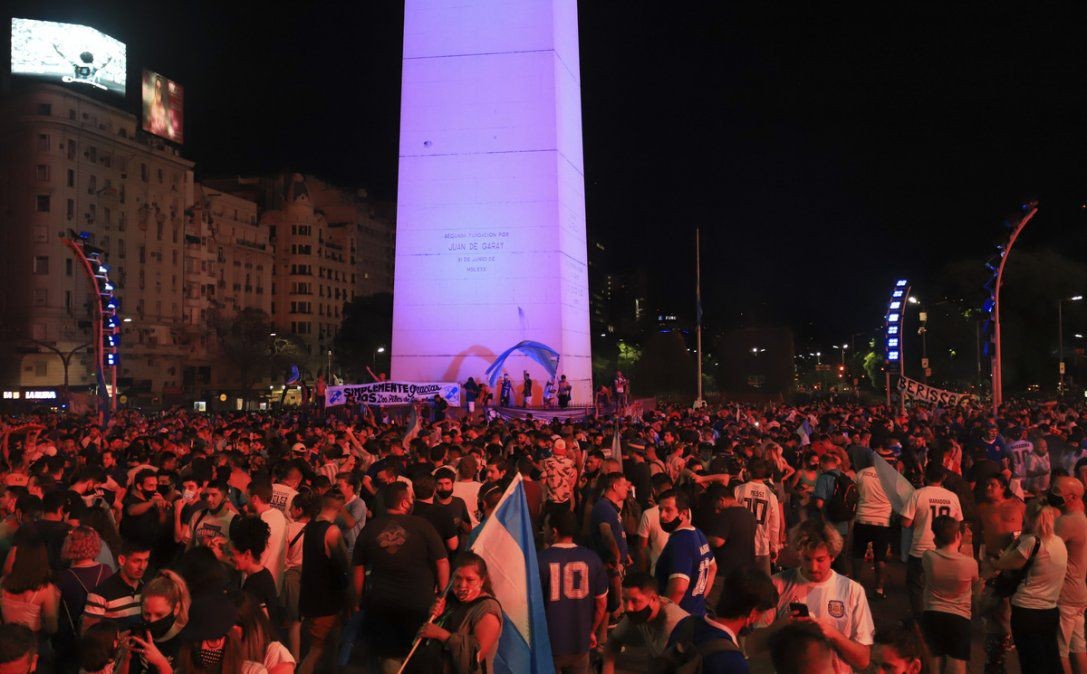 Conmovedor y estruendoso "aplausazo" en honor a Diego | Información General