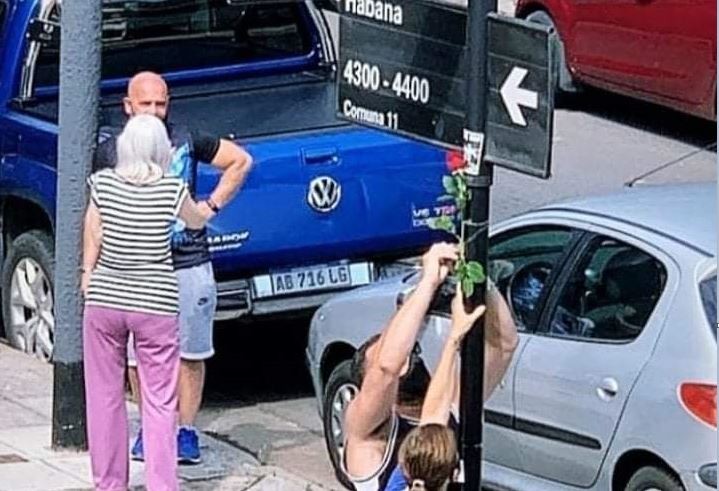 Ofrendas florales y velas en Villa Devoto | Información General