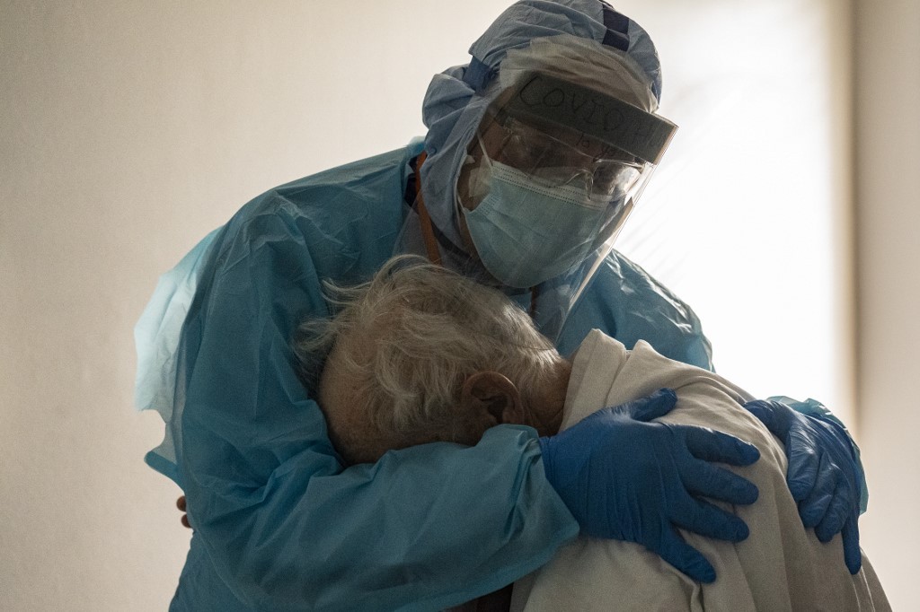 Foto conmovedora: la historia detrás del abrazo de un médico a un desconsolado paciente de coronavirus | Internacionales